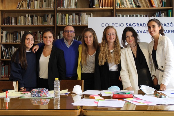 Esclavas Chamberi ganadores TIDE VIII El colegio Esclavas Chamberí gana la VIII edición online del Torneo Intermunicipal de Debate Escolar de la Universidad Francisco de Vitoria Estudiar en Universidad Privada Madrid