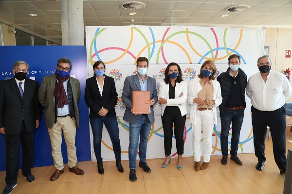 Firma Las Rozas UFV 2 La Universidad Francisco de Vitoria y Las Rozas CF firman un convenio para realizar una investigación sobre la genética de sus deportistas Estudiar en Universidad Privada Madrid