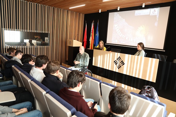 Gustavo Almela Gustavo Almela: “La vida no se acaba en una silla de ruedas” Estudiar en Universidad Privada Madrid