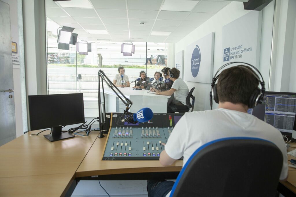 Onda Universitaria estudio radio scaled 1 1024x683 La Universidad Francisco de Vitoria y el grupo Mirada 21 celebran el Día Mundial de la Radio | Noticias de Actualidad UFV Estudiar en Universidad Privada Madrid
