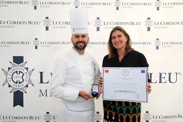 Rosario Barrios and Erwan Poudoulec gold medal Le Cordon Bleu Madrid recibe la Medalla de Oro europea al mérito al trabajo Estudiar en Universidad Privada Madrid