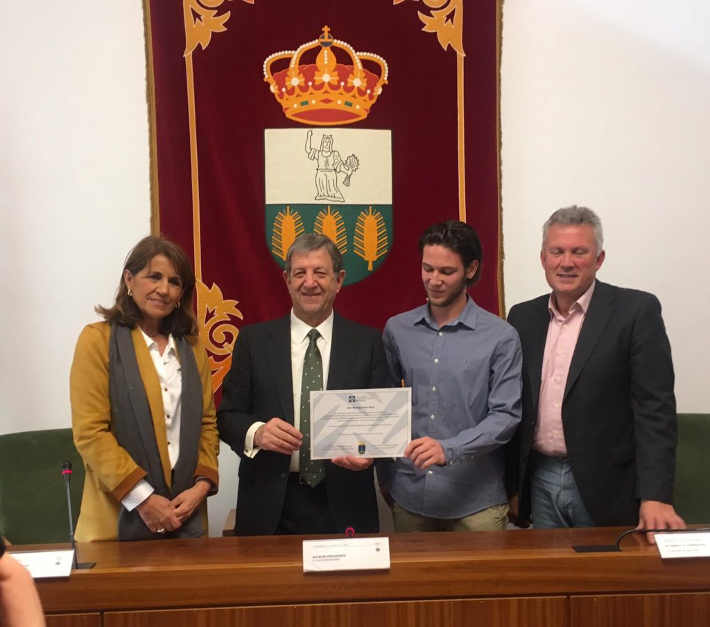 WhatsApp Image 2019 01 31 at 11.24.07 1024x904 La Universidad Francisco de Vitoria entrega una beca de excelencia a Rodrigo Arce, empadronado en Villanueva de la Cañada Estudiar en Universidad Privada Madrid