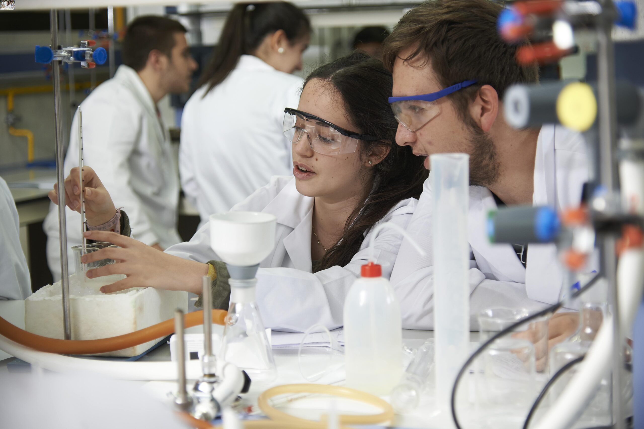 Farmacia 2 min 1 scaled Ingeniería Biomédica Estudiar en Universidad Privada Madrid