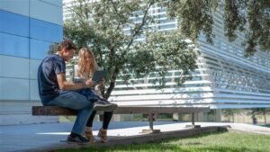 El nuevo Máster Universitario en Acompañamiento Integral cultiva una cultura del acompañamiento capaz de generar impacto positivo en la sociedad a través de un liderazgo transformador y con sentido.
