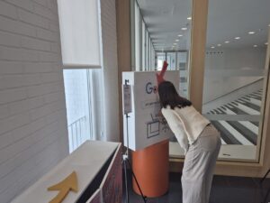 20250430 114736 300x225 El arte de prevenir: cinco relatos visuales sobre accidentes laborales recorren el campus de la UFV para impulsar una cultura del cuidado Estudiar en Universidad Privada Madrid