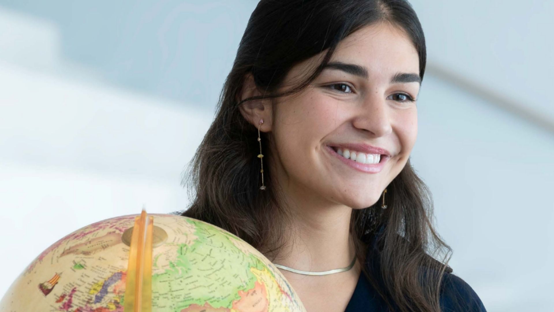 Comunicación Global Chica globo terraqueo Comunicación Global Estudiar en Universidad Privada Madrid