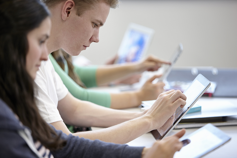 teenagers using digital tablets classroom 2024 10 18 08 39 05 utc Inicio Estudiar en Universidad Privada Madrid