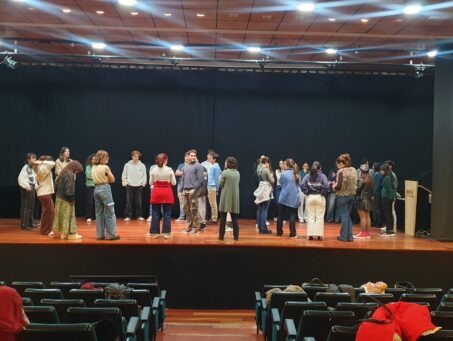 20241113 122428 scaled 453x341 Grupo de teatro Estudiar en Universidad Privada Madrid
