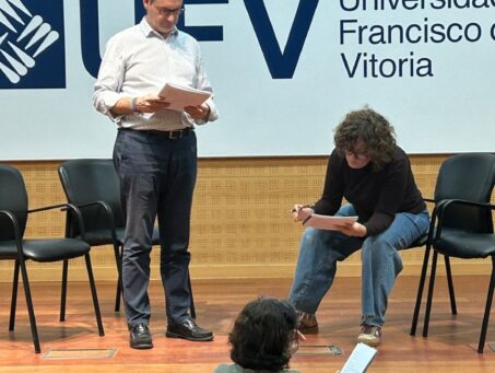 WhatsApp Image 2025 05 20 at 17.39.10 453x341 Grupo de teatro Vince Estudiar en Universidad Privada Madrid
