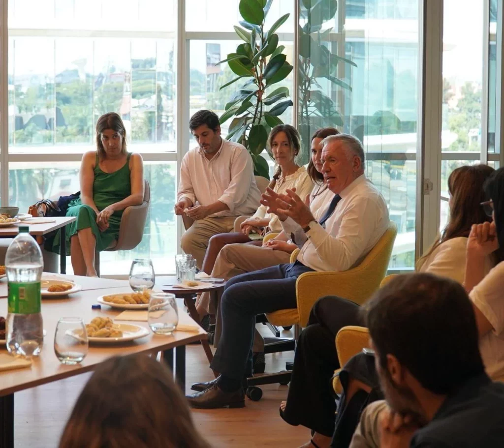 Gary Lewis visita el Centro de Educación en Virtudes y Valores y refuerza la educación del carácter en Latinoamérica %name Gary Lewis visita el Centro de Educación en Virtudes y Valores y refuerza la educación del carácter en Latinoamérica Estudiar en Universidad Privada Madrid