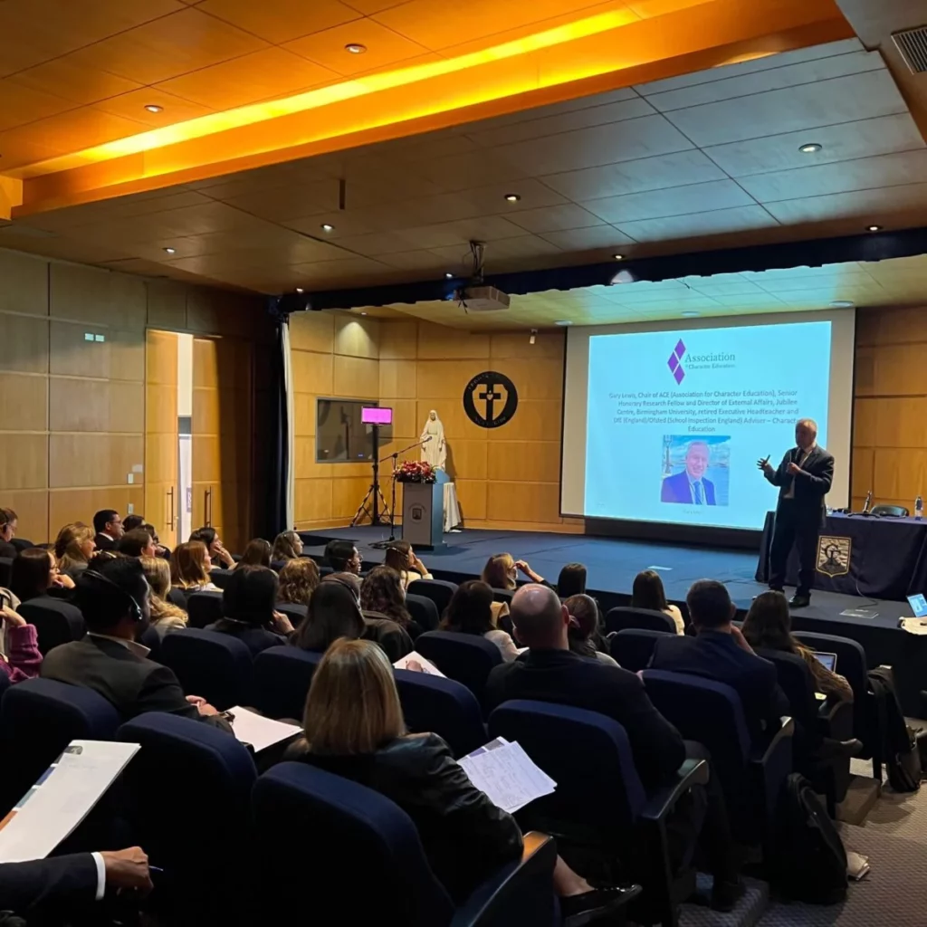 Gary Lewis visita el Centro de Educación en Virtudes y Valores y refuerza la educación del carácter en Latinoamérica %name Gary Lewis visita el Centro de Educación en Virtudes y Valores y refuerza la educación del carácter en Latinoamérica Estudiar en Universidad Privada Madrid