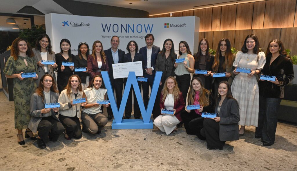 Foto de familia Premios WONNOW 2025 CaixaBank y Microsoft 1024x591 Ana Álvarez Clúa, alumna de Ingeniería en la UFV, premiada por su excelencia en los premios WONNOW Estudiar en Universidad Privada Madrid