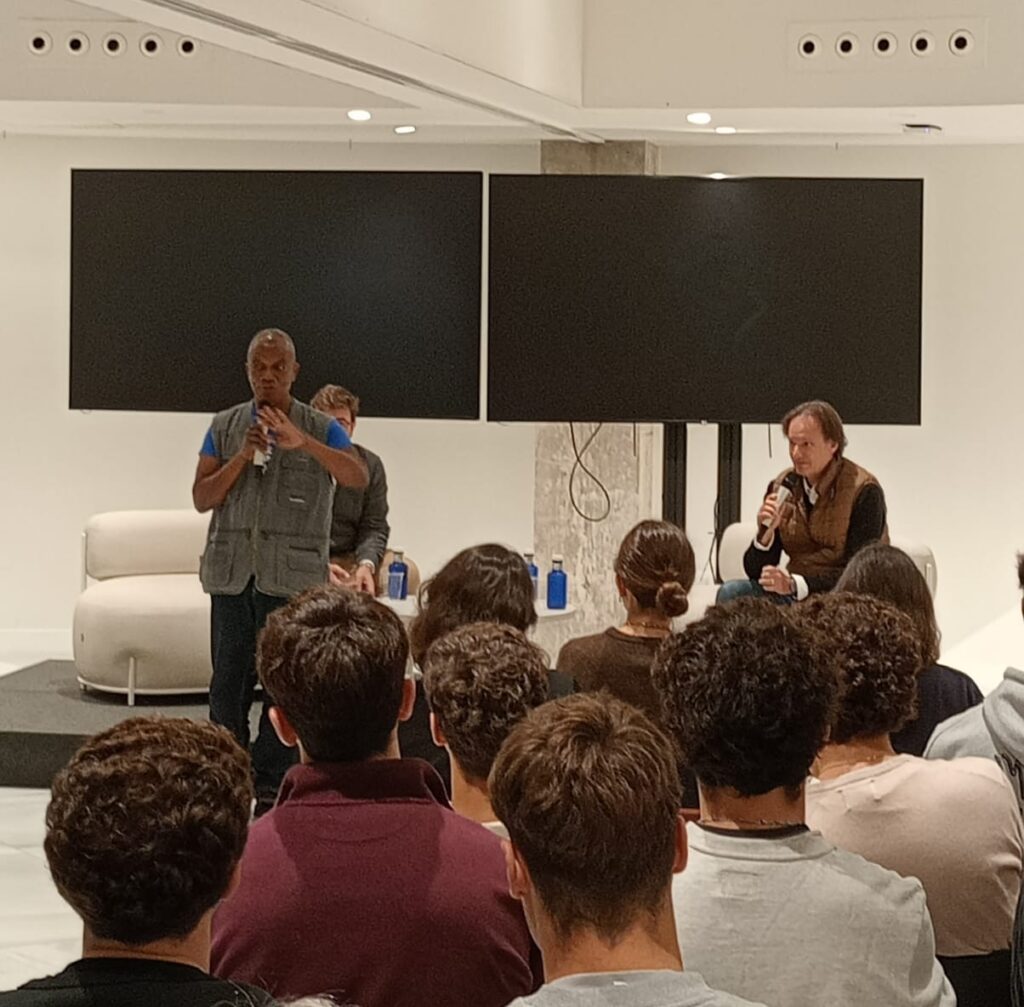 Un mensaje de esperanza y compasión: Gregoire Ahongbonon comparte su experiencia en África ante más de 200 estudiantes Imagen de WhatsApp 2025 11 04 a las 12.16.59 0acdd8e0 e1765798443265 1024x1007 Un mensaje de esperanza y compasión: Gregoire Ahongbonon comparte su experiencia en África ante más de 200 estudiantes Estudiar en Universidad Privada Madrid