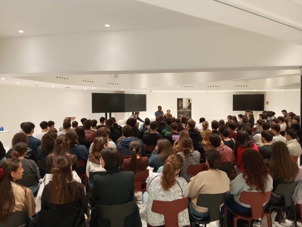 Un mensaje de esperanza y compasión: Gregoire Ahongbonon comparte su experiencia en África ante más de 200 estudiantes Imagen de WhatsApp 2025 11 04 a las 12.16.59 1764743c 1024x771 Un mensaje de esperanza y compasión: Gregoire Ahongbonon comparte su experiencia en África ante más de 200 estudiantes Estudiar en Universidad Privada Madrid